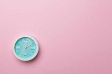 Renk arkaplanı üzerinde mavi saat, üst görünüm.