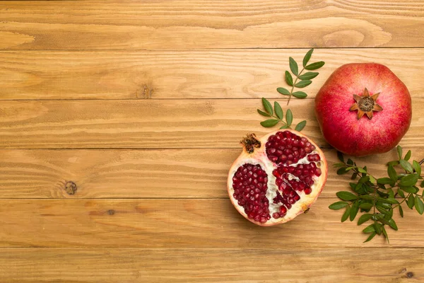 Fresh Juicy Pomegranate Wooden Background Top View — 图库照片