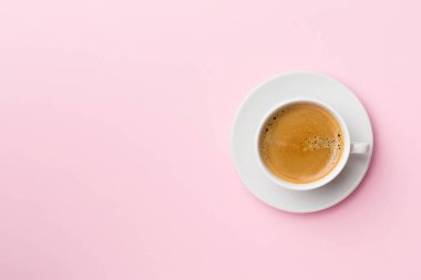 Renkli arka planda bir fincan lezzetli kahve, üst manzara..