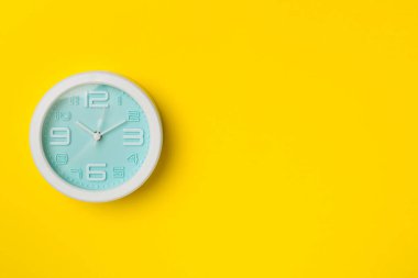 Renk arkaplanı üzerinde mavi saat, üst görünüm.