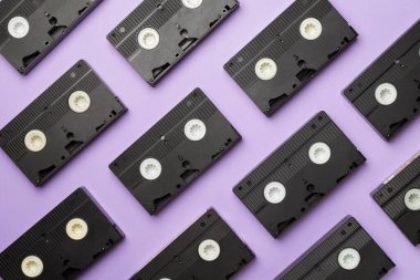 Renk arkaplanı, üst görünüm üzerine eski bant VHS kaseti ile desen.