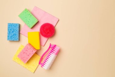 Renk arkaplanı, üst görünüm sünger ve temizlik ürünleri kümesi.