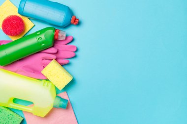 Renk arkaplanı ve üst görünümde birçok farklı ev temizleme ürünleri.