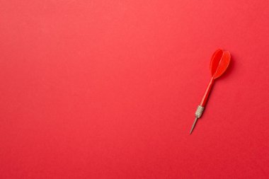 Renkli arka plan görünümlü kırmızı dart,