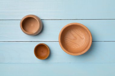 Ahşap kaplar ahşap arka planda, üst manzara.