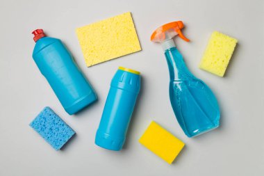 Renk arkaplanı ve üst görünümde birçok farklı ev temizleme ürünleri.