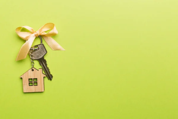 House Key Golden Bow Color Background — Foto de Stock