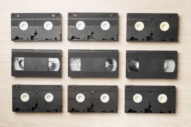 Ahşap zemin üzerinde eski bant VHS kaset deseni, üst görünüm.