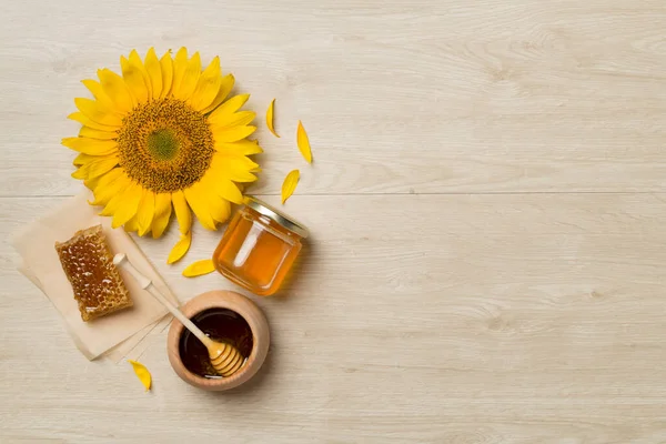 Flat Lay Sunflower Honey Wooden Background Top View — Foto de Stock