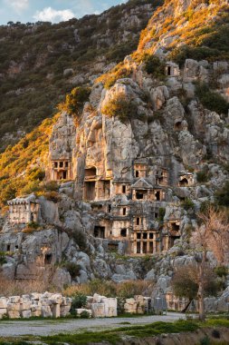 Antalya Turtkey yakınlarında ürkütücü kaya mezarları olan Myra şehrinin antik kalıntıları, güzel bir günbatımı ışığı altında..