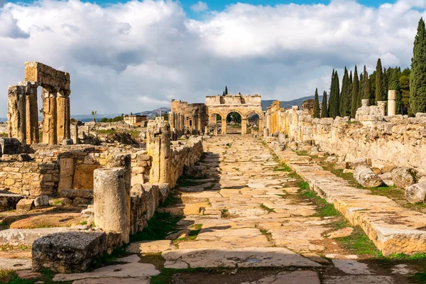 Hierapolis 'te aydınlık bir sabah Pamukkale Türkiye' de antik amfi tiyatro, Frontinus sokağı, Domitian Kapısı