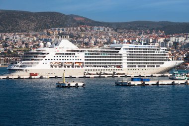 Kusadasi Türkiye 'de Ege Denizi' nde bir limanda büyük bir yolcu gemisi
