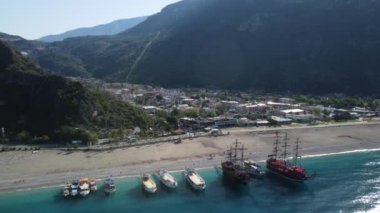 Türkiye 'de Fethiye yakınlarında turist teknelerinin bulunduğu Oludeniz' in hava manzarası