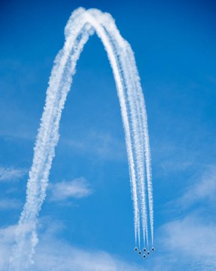 Mavi gökyüzünde duman bulutu 