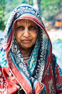 Satkhira, Bangladeş - 31 Ocak 2017: Tapınağa giderken alnında gri tilaka olan yaşlı bir Hindu kadının portresi