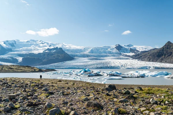 실루엣은 Fjallsjkull 빙하를 커플의 모습입니다 옥외에서의 — 스톡 사진