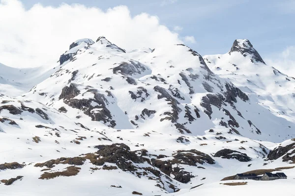 雪に覆われたフランスのピレネー山脈の山岳地帯 ピーン ジェレ — ストック写真