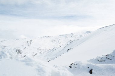 Bulutlu gökyüzü karla kaplı..