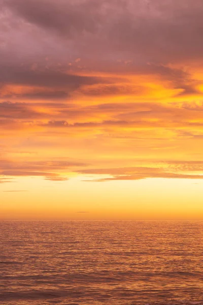 Denizin üzerinde gün batımı.