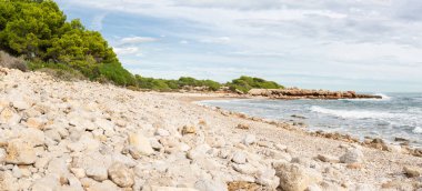 Akdeniz kıyısındaki terk edilmiş doğal plaj. Idyllic plajı. Tatil yeri. Panoramik görünüm.