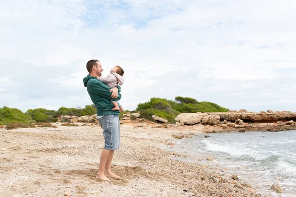 Молодий Чоловік Тримає Свою Маленьку Дівчинку Сміється Разом Пляжі Подорожі — стокове фото