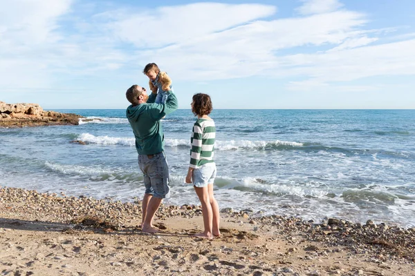 Кавказька Сім Розважається Пляжі Батько Тримає Свою Маленьку Дівчинку Мати — стокове фото
