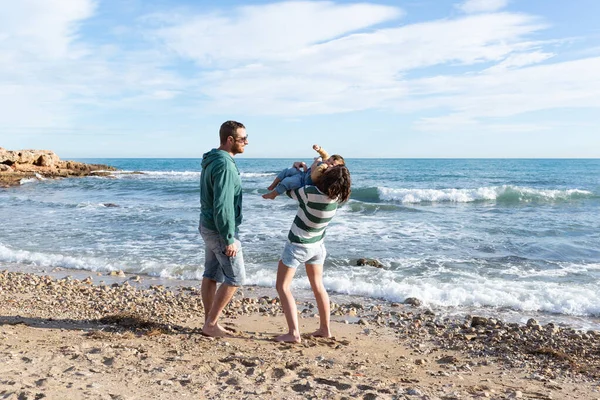 Мати Батько Грають Своєю Маленькою Донькою Пляжі Мама Тримає Свого — стокове фото