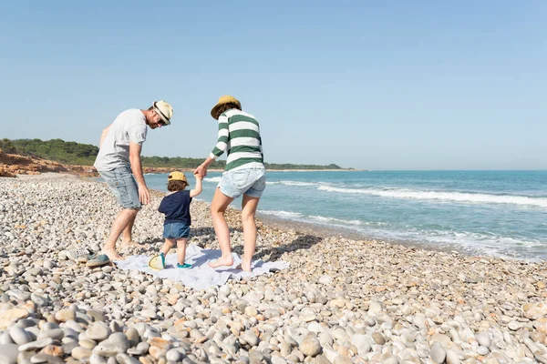 Щаслива Сім Добре Провела День Гальковому Пляжі Середземноморському Узбережжі Сімейні — стокове фото
