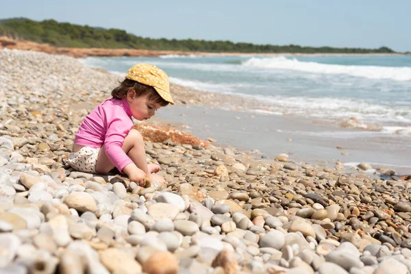 Peuter Zit Spelen Met Zand Kiezelstenen Een Mediterraan Strand Zomervakantie — Stockfoto