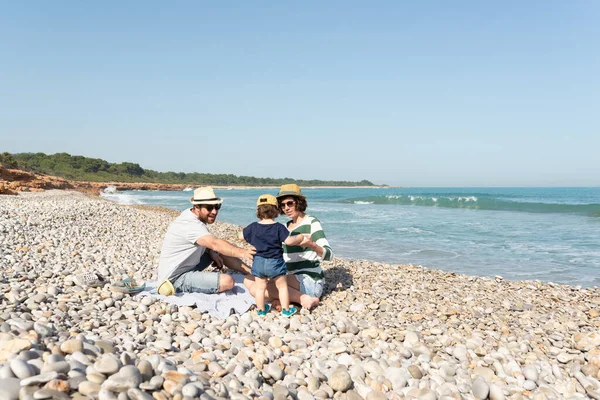 Сім Одним Малюком Добре Провела День Середземноморському Пляжі Щастя Любов — стокове фото