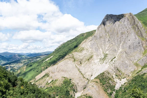 Uitzicht Een Rotsachtige Piek Waar Bruine Beren Leven Gelegen Asturië — Stockfoto