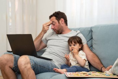 Küçük kızıyla ilgilenirken, babanın evden çalışmaya çalışması bunaltıcı..