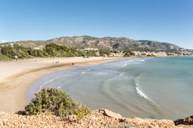 Akdeniz kıyısındaki kumlu plajın panoramik manzarası. Costa del Azahar, İspanya.
