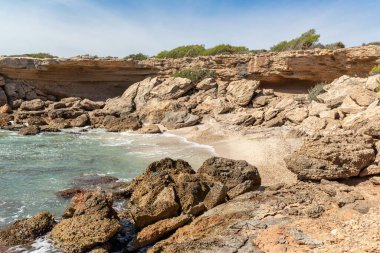 Akdeniz kıyısındaki Sandy Koyu.