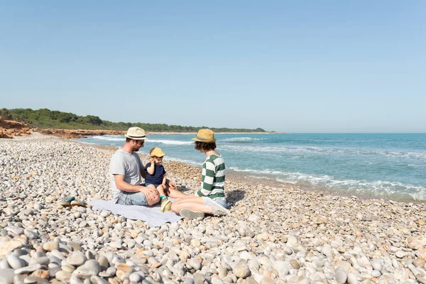Тодлер Грає Каменем Мобільний Телефон Своїми Батьками Середземноморському Пляжі Уявна — стокове фото