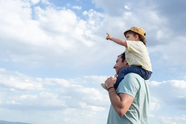 Side View Smiling Father Carrying Her Little Daughter Shoulders While — Stock Photo, Image
