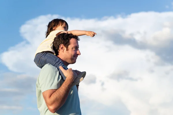 Side View Father Carrying Her Little Girl Shoulders While She — Stock Photo, Image