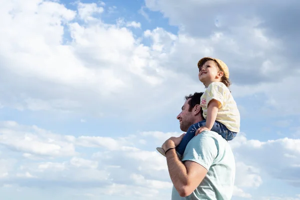 Side View Smile Little Girl Looking Sitting Her Father Shoulders — Stock Photo, Image