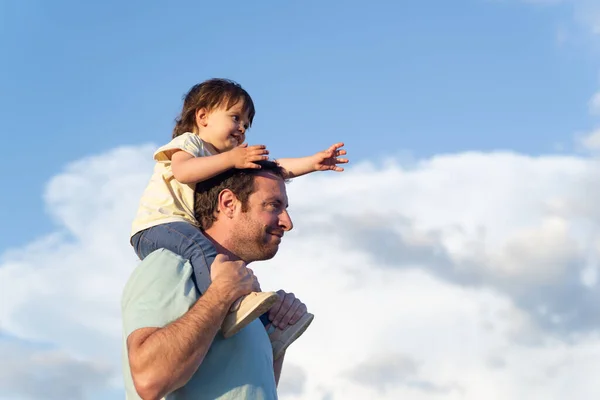 Side View Father Carrying Her Little Girl Shoulders While She — Stock Photo, Image