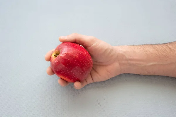 Mužská Ruka Drží Červené Jablko Zdravá Svačinka — Stock fotografie