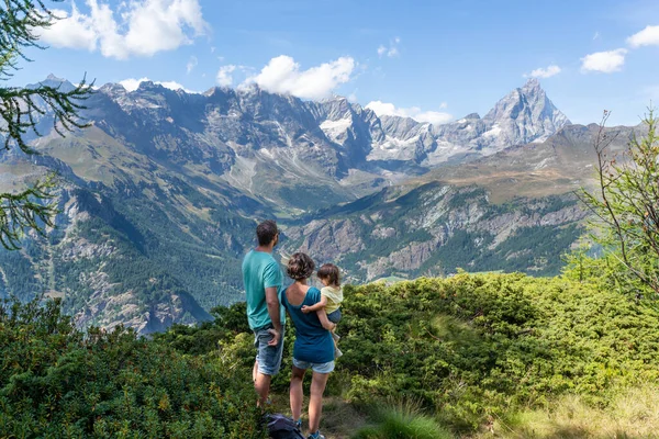 Rear View Standing Couple Toddler Enjoying Matterhorn Views Summer Hiking — Stockfoto