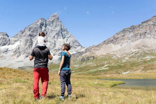 Staande Vader Met Zijn Dochtertje Schouders Zijn Lachende Vrouw Tijdens — Stockfoto