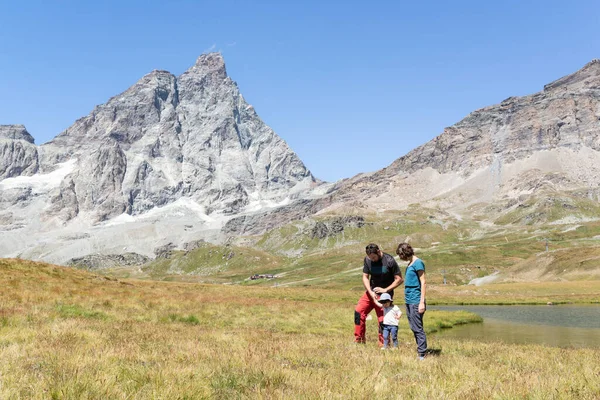 Paar Wandelingen Met Haar Peuter Rond Matterhorn Cervinia Italië Natuurvakanties — Stockfoto