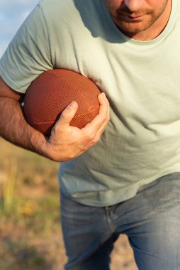 Rugby oynayan tanınmayan bir adamın ön görüntüsü..
