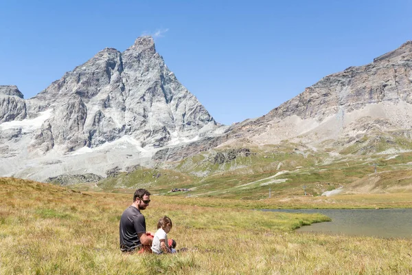 Vader Zit Met Haar Dochtertje Een Weiland Voor Een Meer — Stockfoto