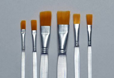 Gri arkaplanda boya fırçaları