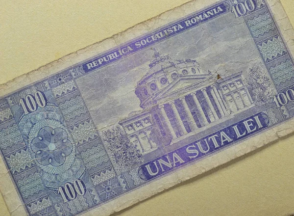 扭转罗马尼亚发行的100列夫纸钞 其中显示了历史遗迹 — 图库照片