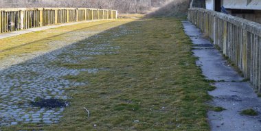 Sırbistan 'da Tuna üzerindeki eski köprü betondan yapılmıştır