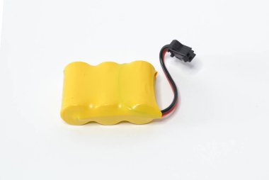 Kablolu sarı plastik piller.