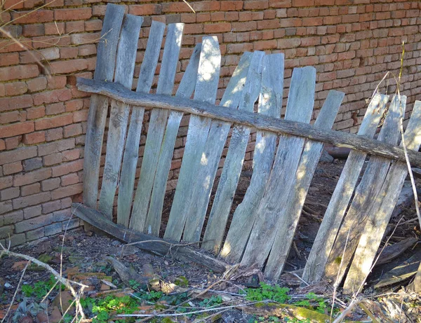 Old Broken Wooden Fence Front Brick Wall — Stock Photo, Image